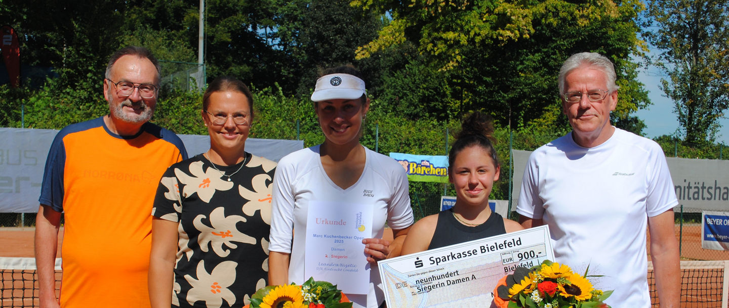 Siegehrung der Damen mit (v. l.) Hartmut Jupke (1. Vorsitzender Tennispark Bielefeld), Lea-Katharina Jacob (Schatzmeisterin Tennispark Bielefeld), Finalistin Leandra Nizetic, Siegerin Arina Kostina und Hartmut Müller (2. Vorsitzender Tennispark Bielefeld).