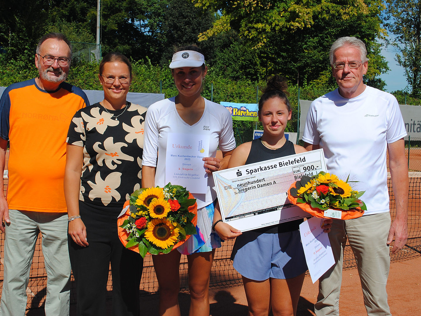 Siegehrung der Damen mit (v. l.) Hartmut Jupke (1. Vorsitzender Tennispark Bielefeld), Lea-Katharina Jacob (Schatzmeisterin Tennispark Bielefeld), Finalistin Leandra Nizetic, Siegerin Arina Kostina und Hartmut Müller (2. Vorsitzender Tennispark Bielefeld).
