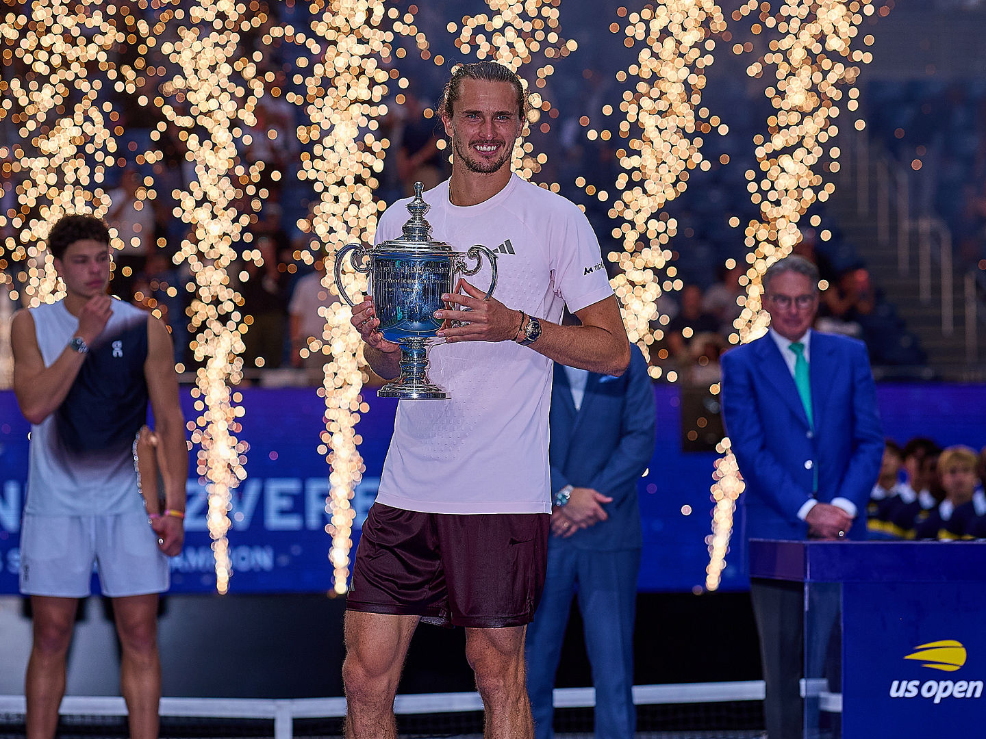 Alexander Zverev of Germany is presenting his trophy for the singles champion during the 2026 US Open - Tennis Championships, 13.9.2026 in New York (USTA Billie Jean King National Tennis Center), United States of America