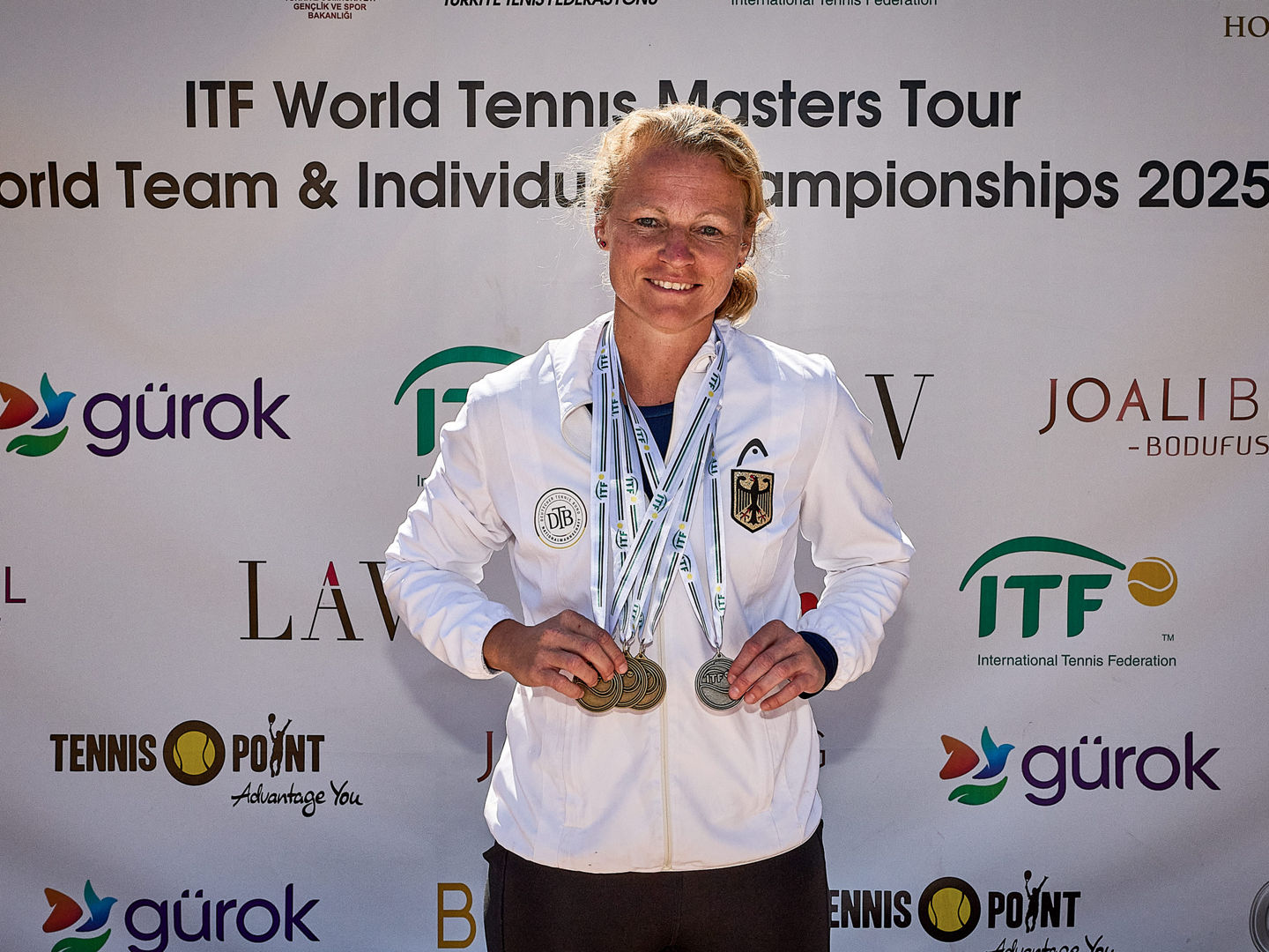 Manon Kruse zeigt ihre vier Medaillen. 