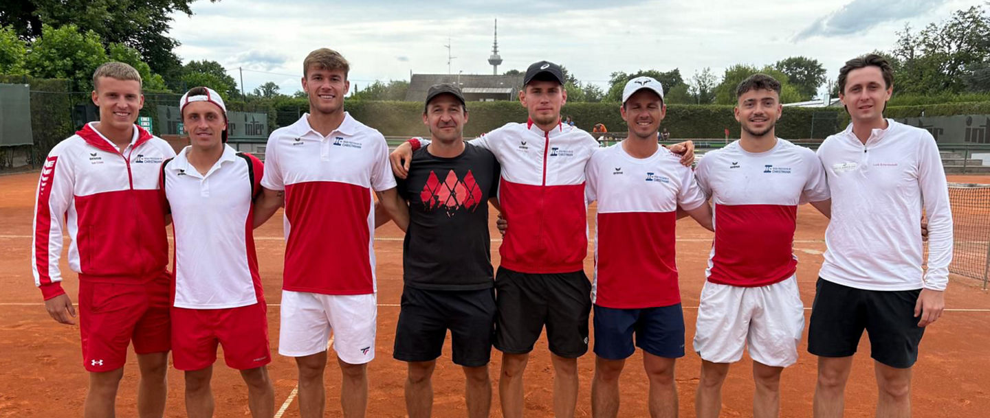 Die Mannschaft des TC Wolfsberg Pforzheim steht Arm in Arm auf dem Platz