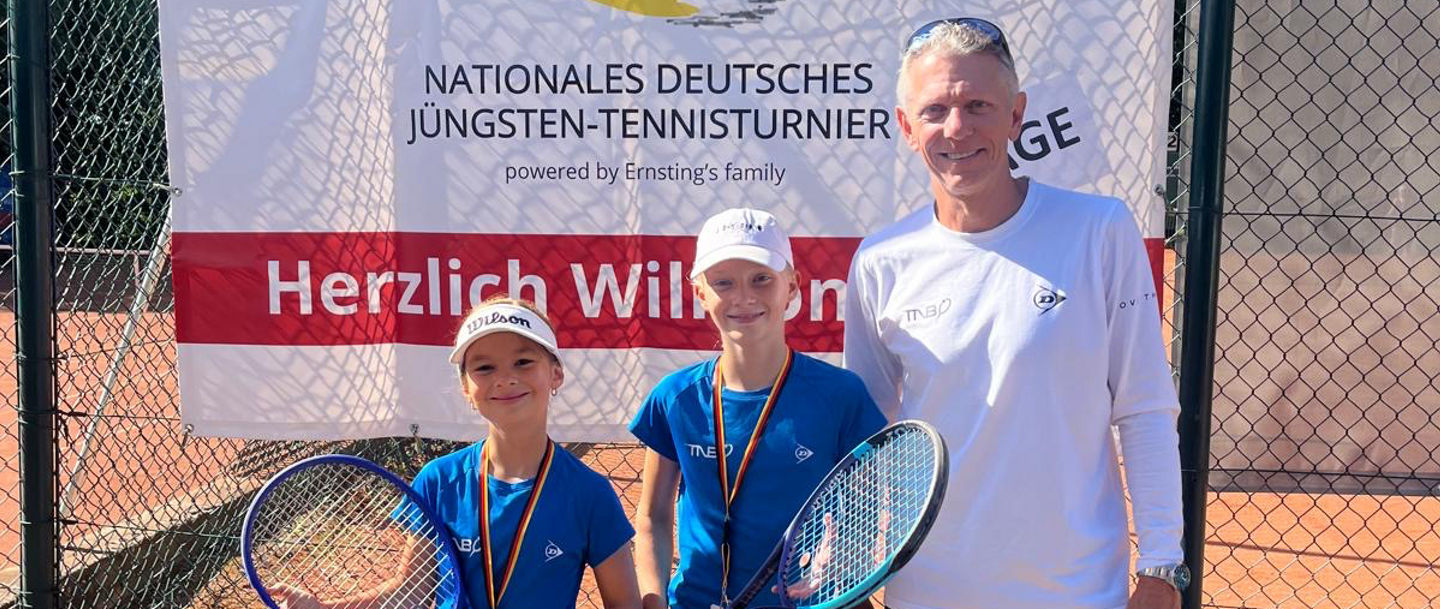 v.l.n.r Marit Meß, Luisa Harms und Regionstrainer Arne Plagemann