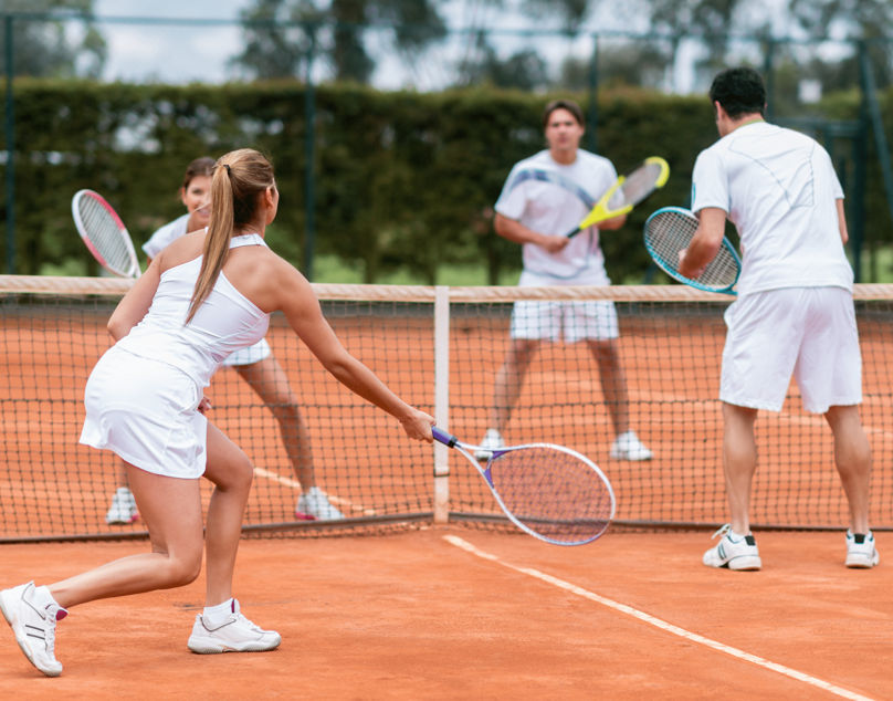 zwei Mixed-Doppel spielen Tennis