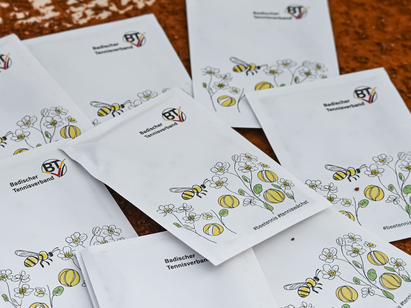 Blumensamen liegen auf dem Platz