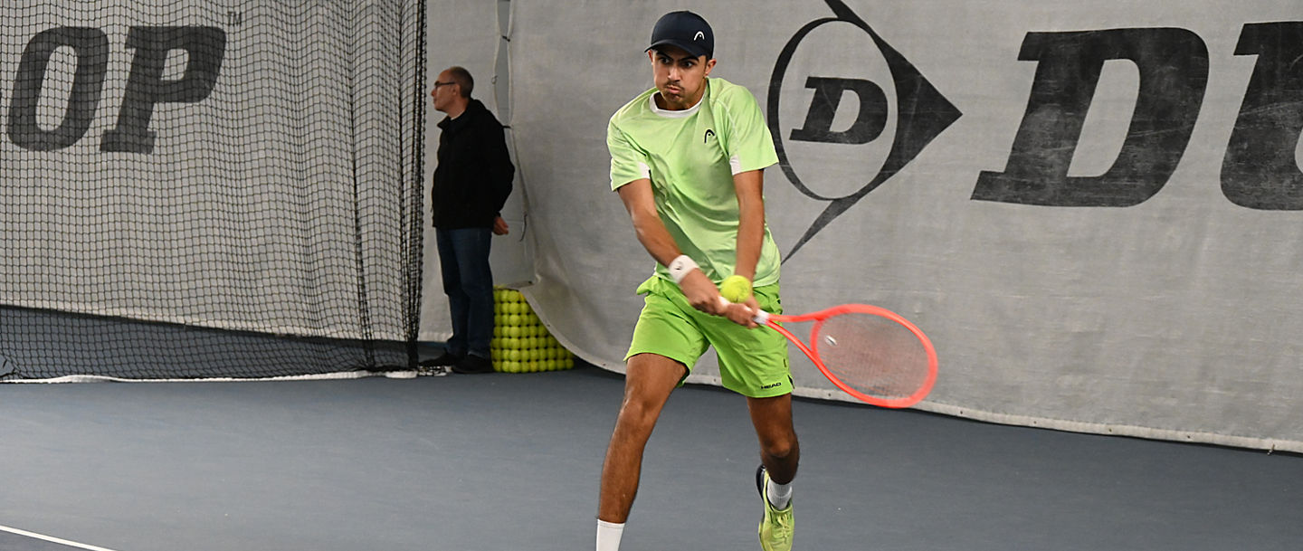 Arian Hasas spielt eine Rückhand