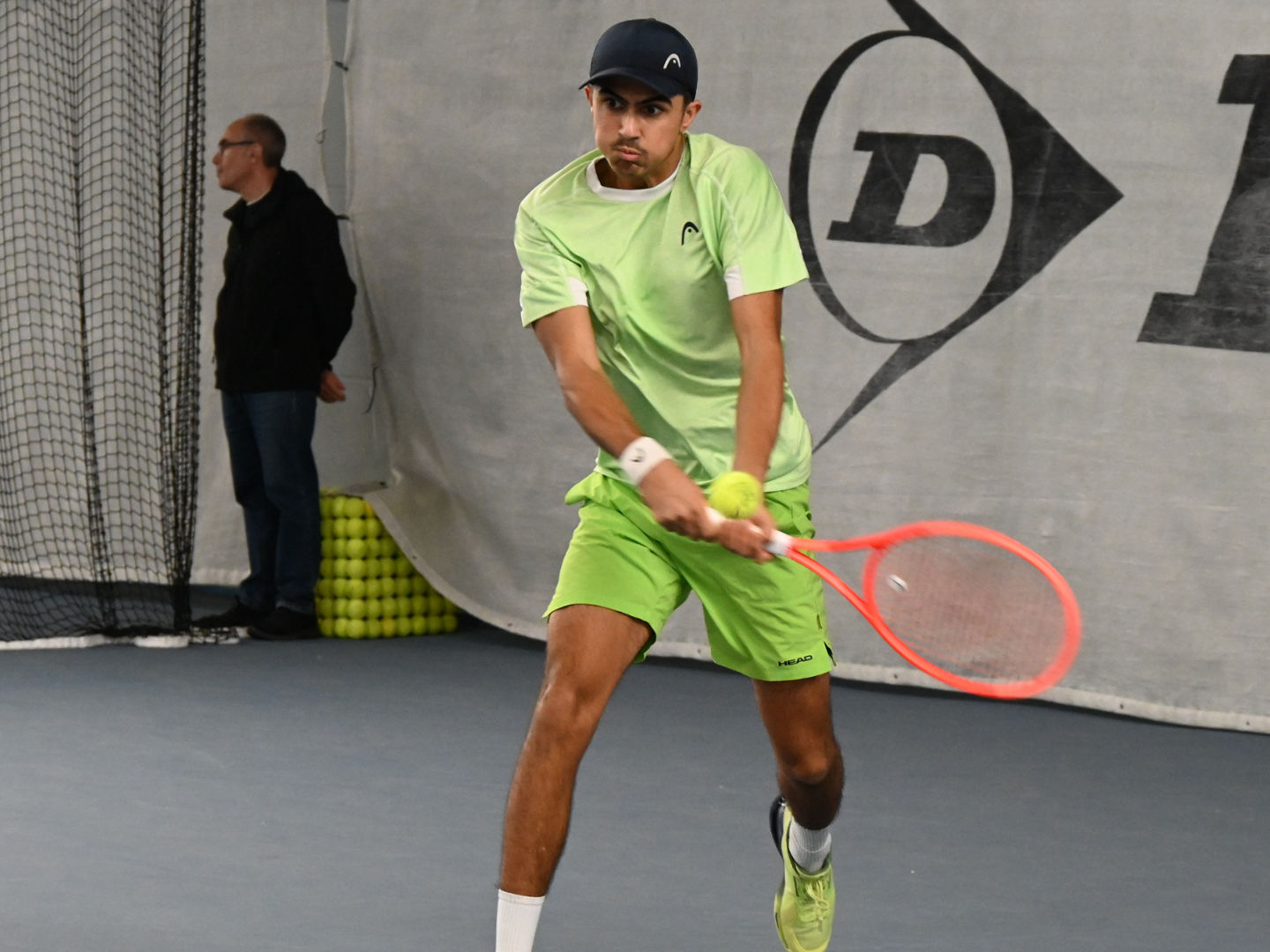 Arian Hasas spielt eine Rückhand