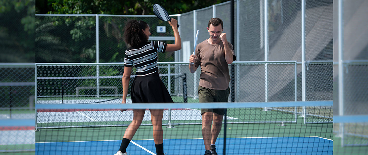 Zwei Pickleball-Spieler, die sich über einen Punktgewinn freuen