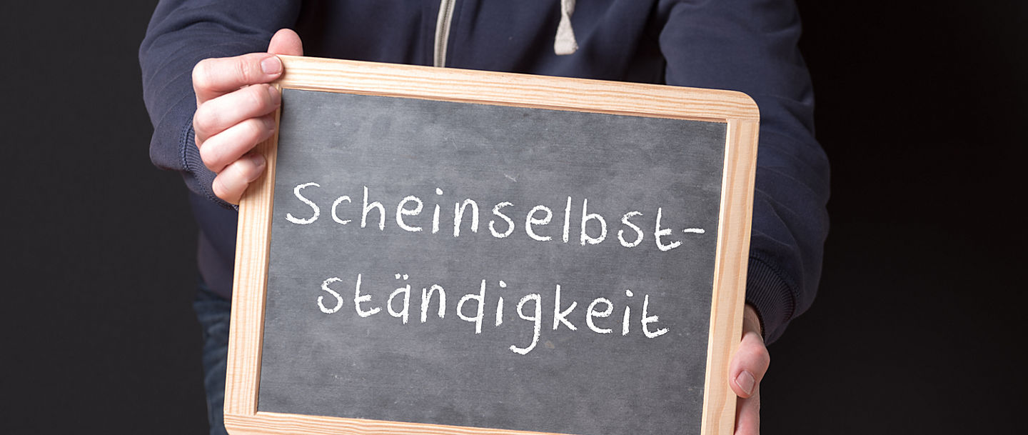 Tafel mit dem Schriftzug Scheinselbständigkeit
