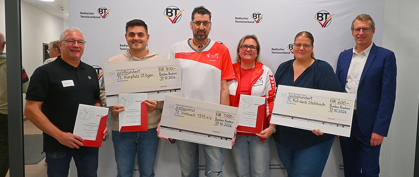 Erfolgreiche Vereinsvertreter:innen stellen sich zum Gruppenfoto auf