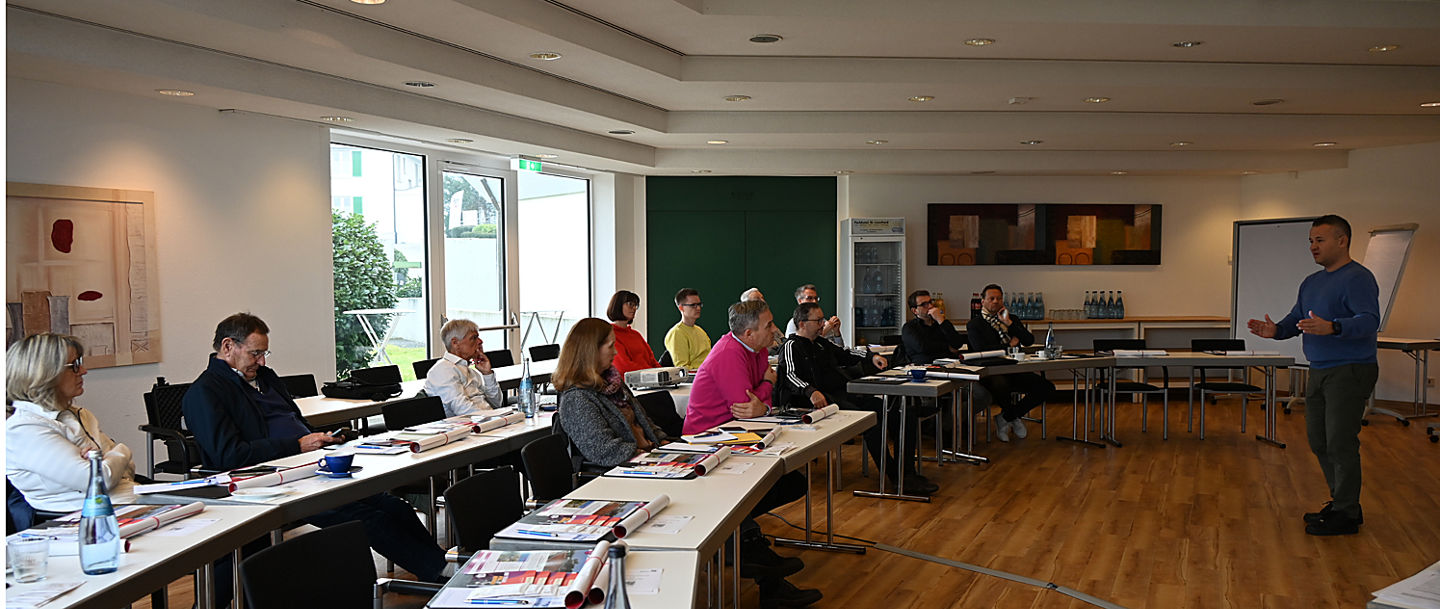 Personen in einem Besprechungsraum