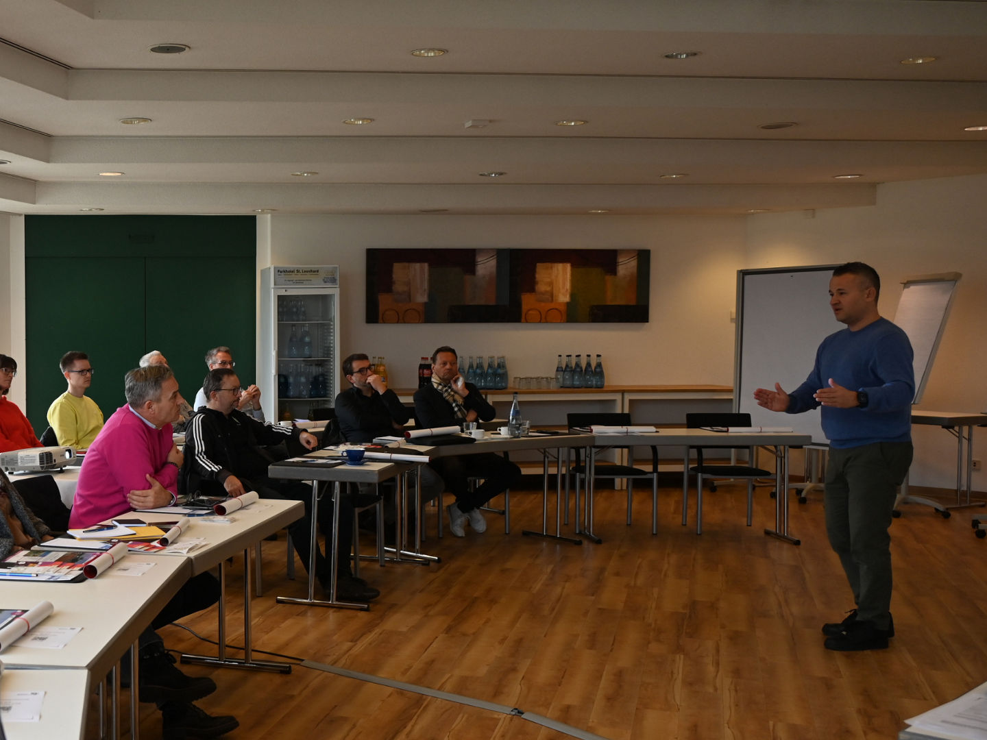 Personen in einem Besprechungsraum