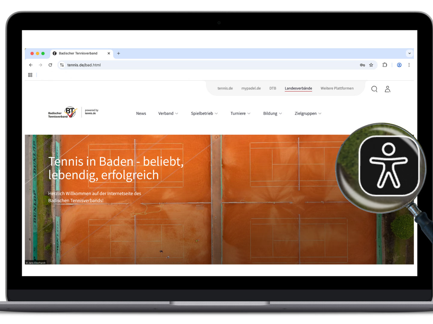 ein Laptop mit der Seite des BTV und eine Lupe mit dem Zeichen der digitalen Barrierefreiheit