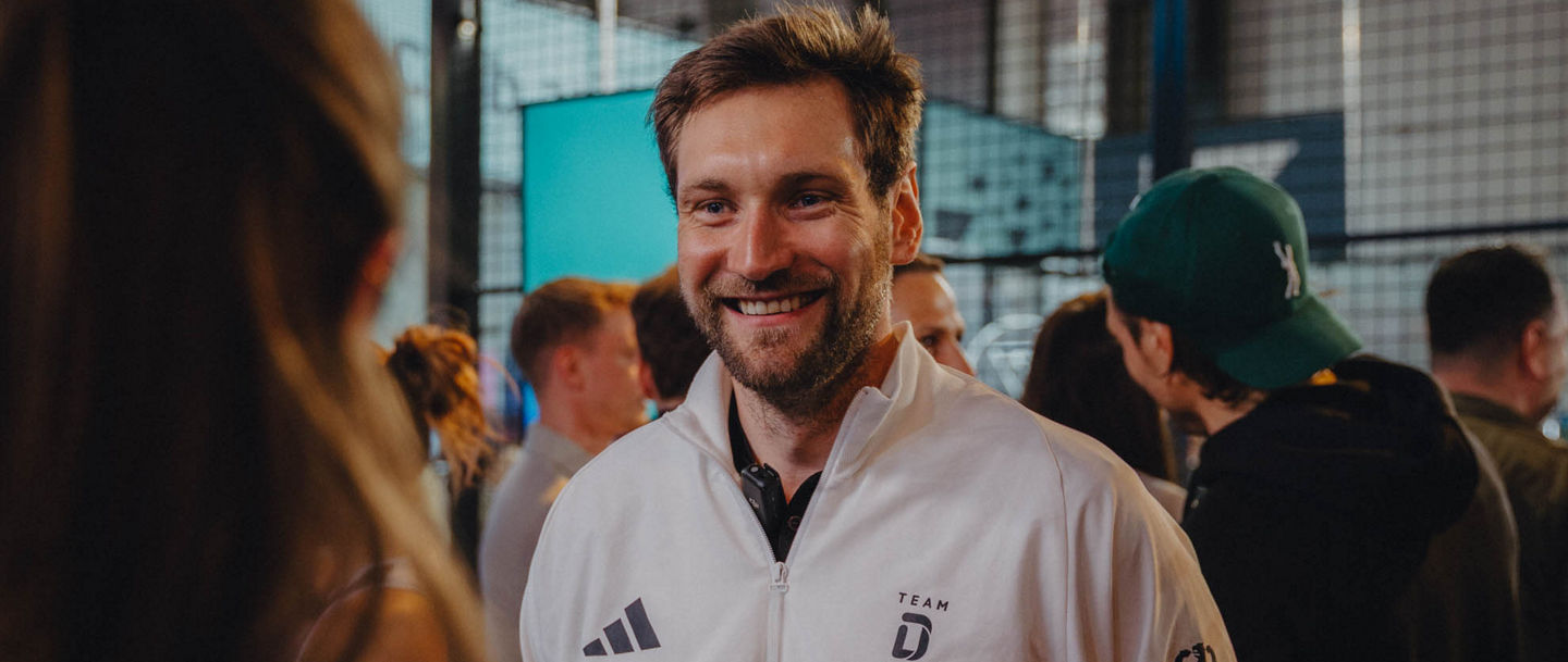 Ruderer Tim Ole Naske gab sein Debüt auf dem Padel-Court bei der OMR 2026