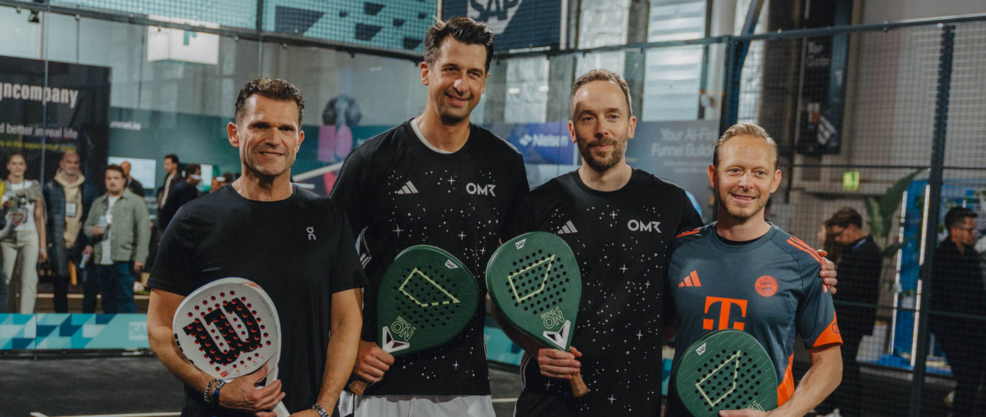 OMR-Gründer Philipp Westermeyer (2. v. r.) und Jonas Boldt (2. v. l.) traten gemeinsam bei einem Showmatch an