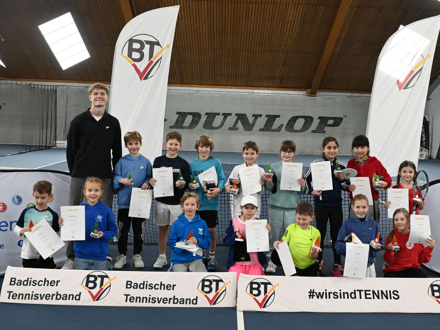 Die Spieler:innen beim Orange und Green Cup bei der Siegerehrung mit Urkunde 