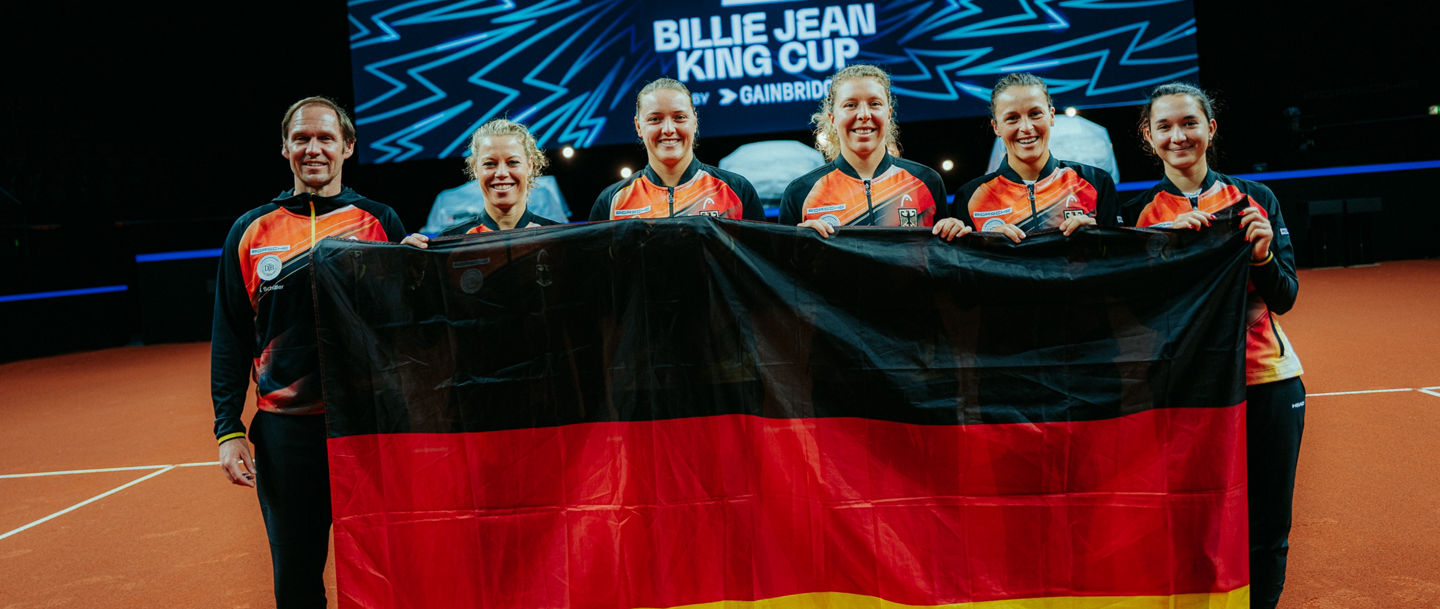 Rainer Schüttler, Laura Siegemund, Jule Niemeier, Anna-Lena Friedsam, Tatjana Maria und Eva Lys halten eine Deutschlandfahne in ihren Händen. Fotograf Philipp Reinhard