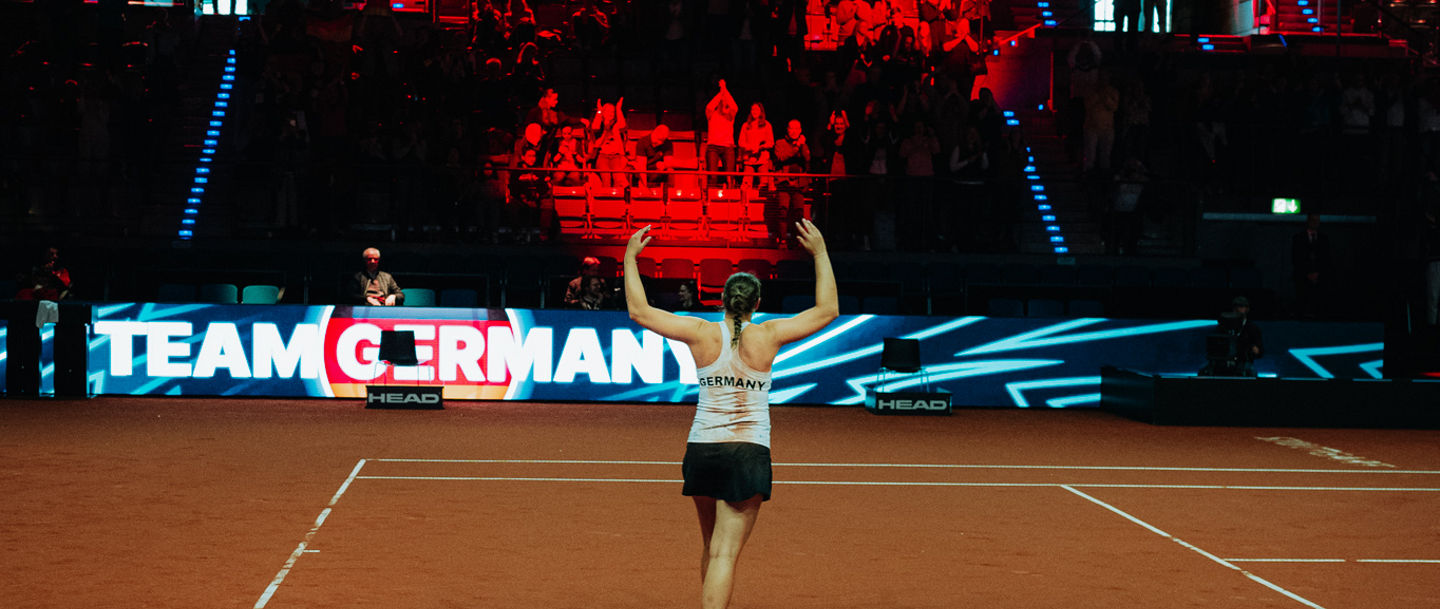 Jule Niemeier vor den Fans beim Billie Jean King Cup in Stuttgart.