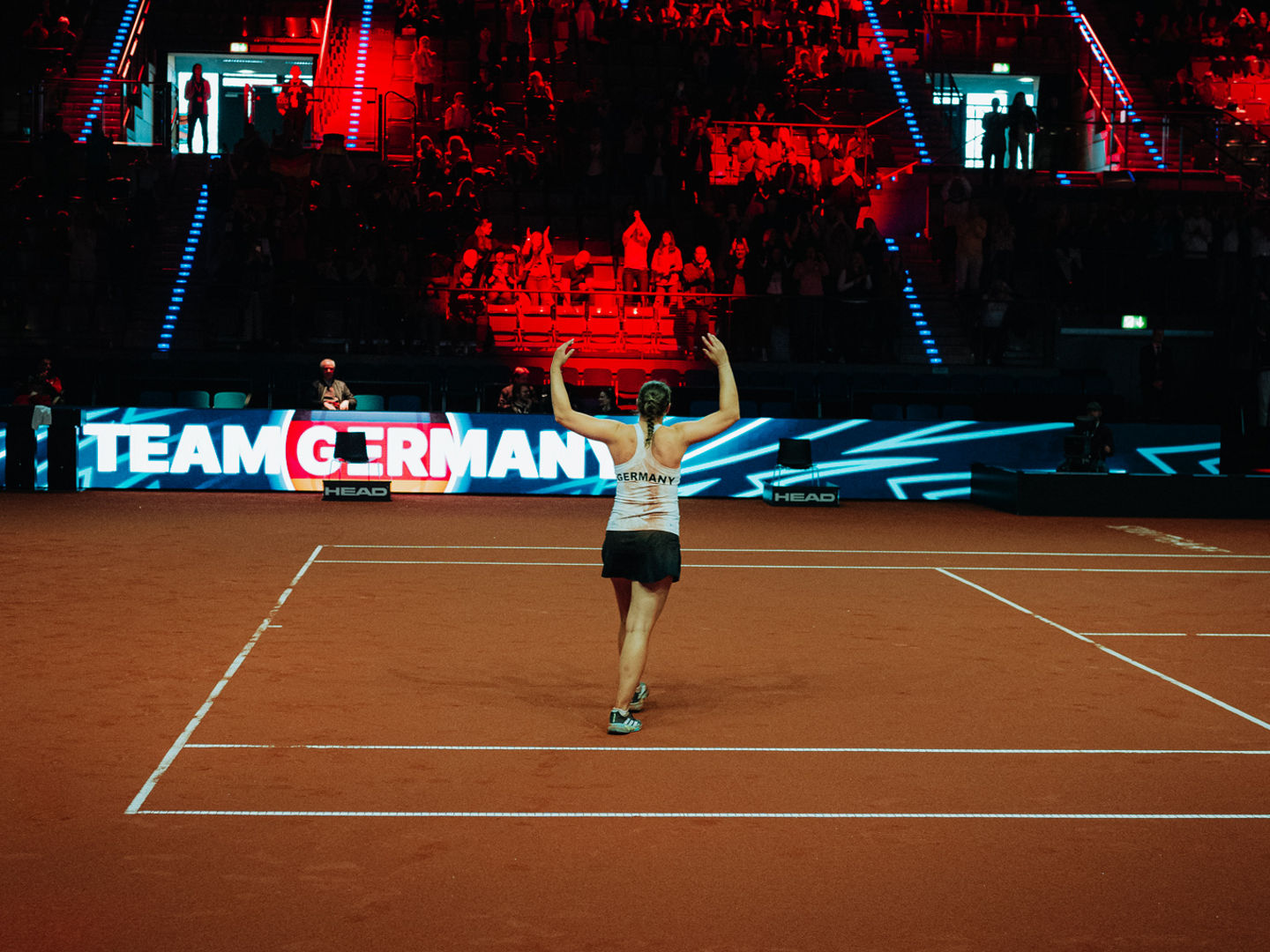 Jule Niemeier vor den Fans beim Billie Jean King Cup in Stuttgart.