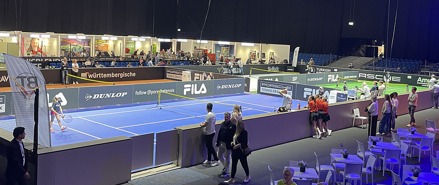 Aufbau des Porsche Mini Tennis Grand Prix in der Porsche Arena in Stuttgart wo alle vier Beläge gespielt werden