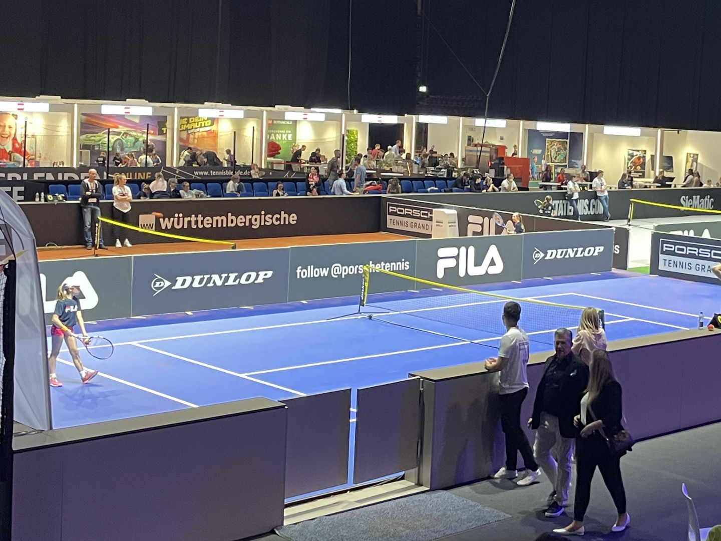 Aufbau des Porsche Mini Tennis Grand Prix in der Porsche Arena in Stuttgart wo alle vier Beläge gespielt werden