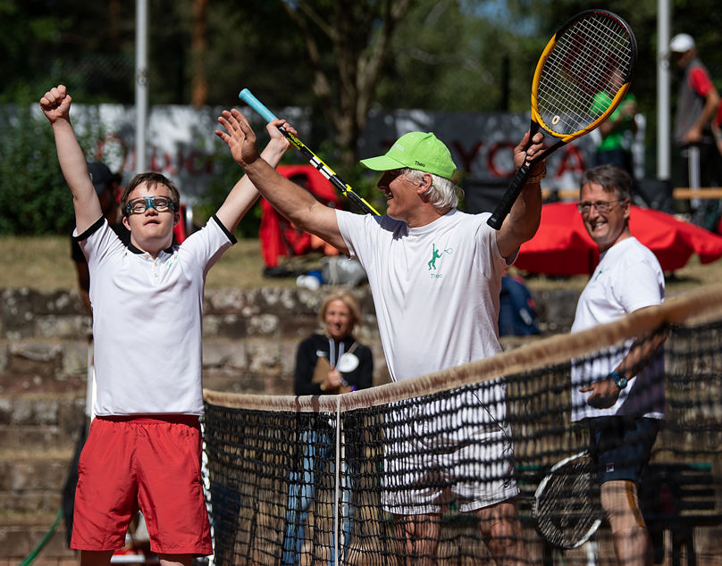 Person mit geistiger Behinderung beim Jubel