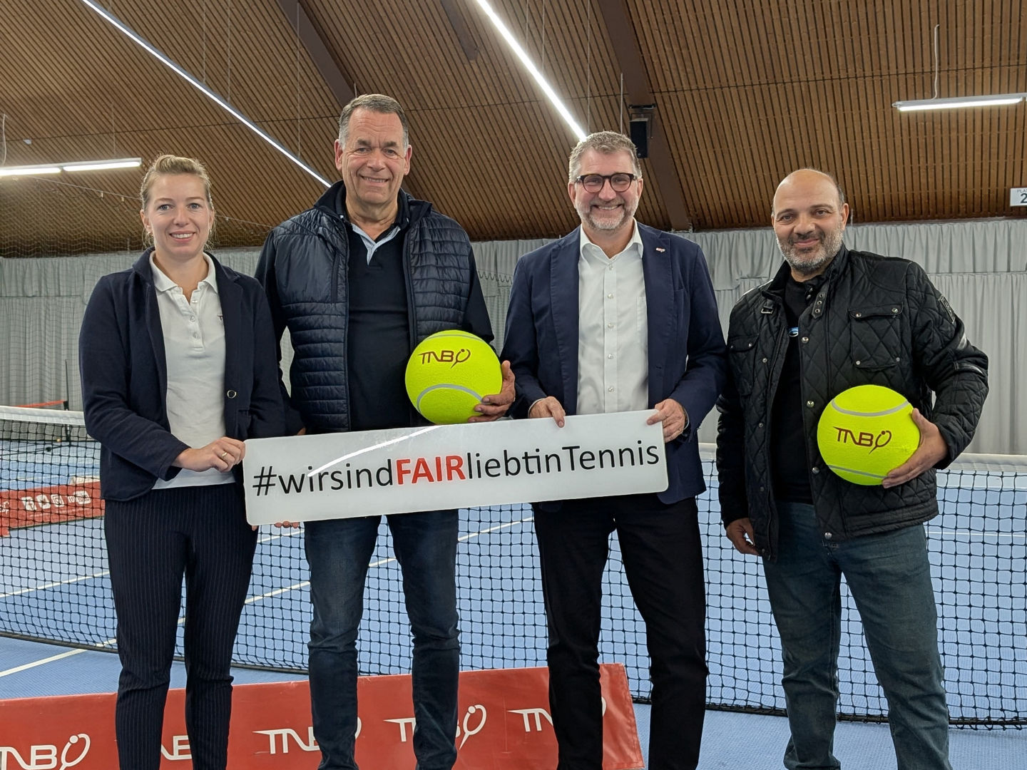 Der Tennisverband Niedersachsen-Bremen (TNB) freut sich, die Kooperation mit aircanopy zu verkünden (v.l.n.r. Bettina Radke, Marco Meyer-Warden, Michael Wenkel, Ercan Celikates)