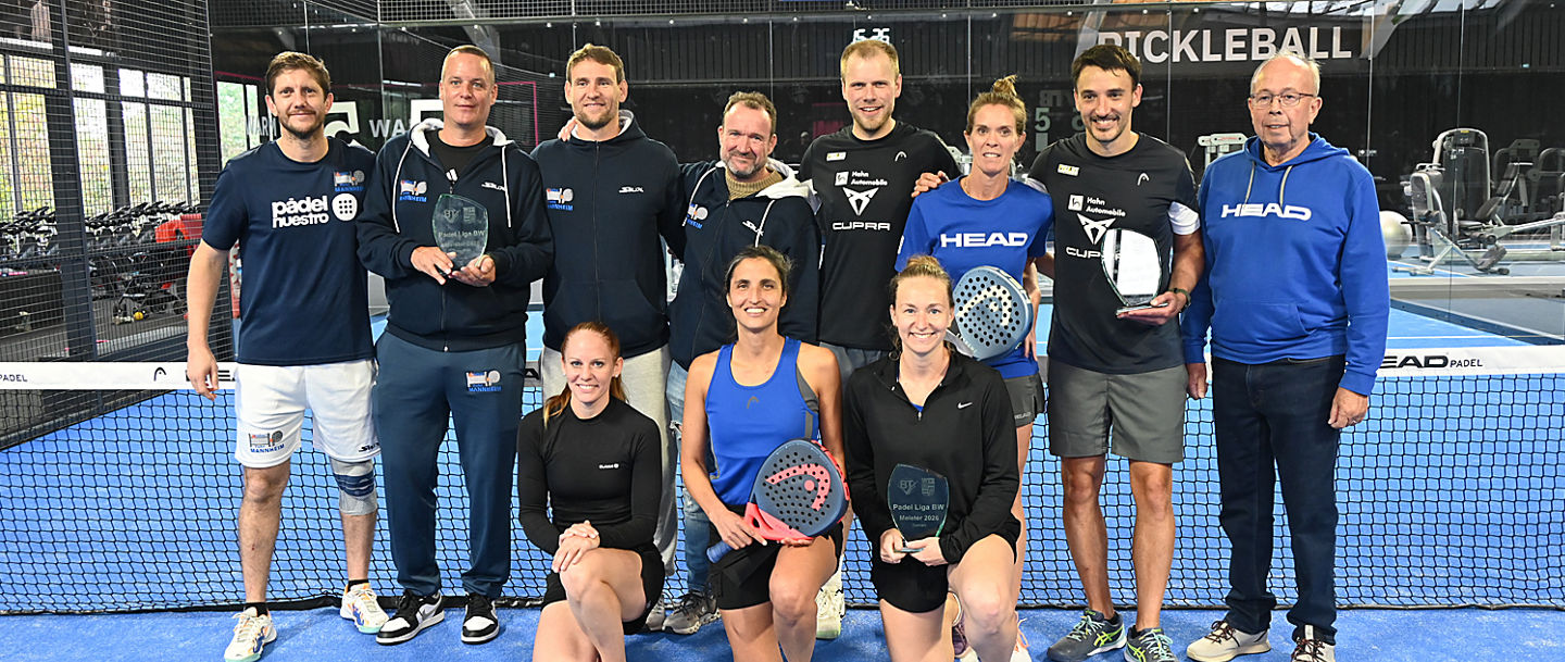 Padel-Spieler:innen mit ihren Pokalen auf dem Platz in Filderstadt