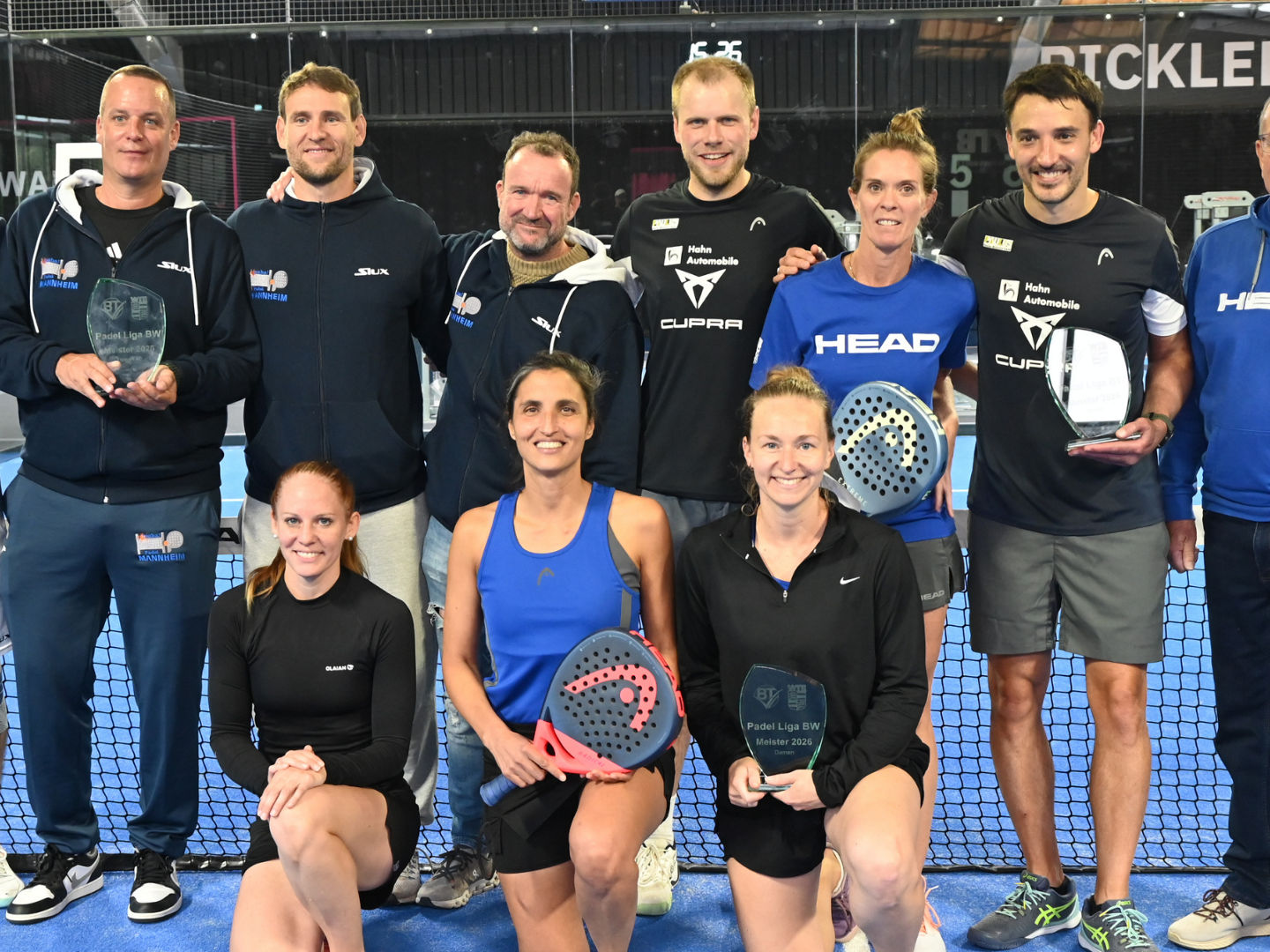 Padel-Spieler:innen mit ihren Pokalen auf dem Platz in Filderstadt