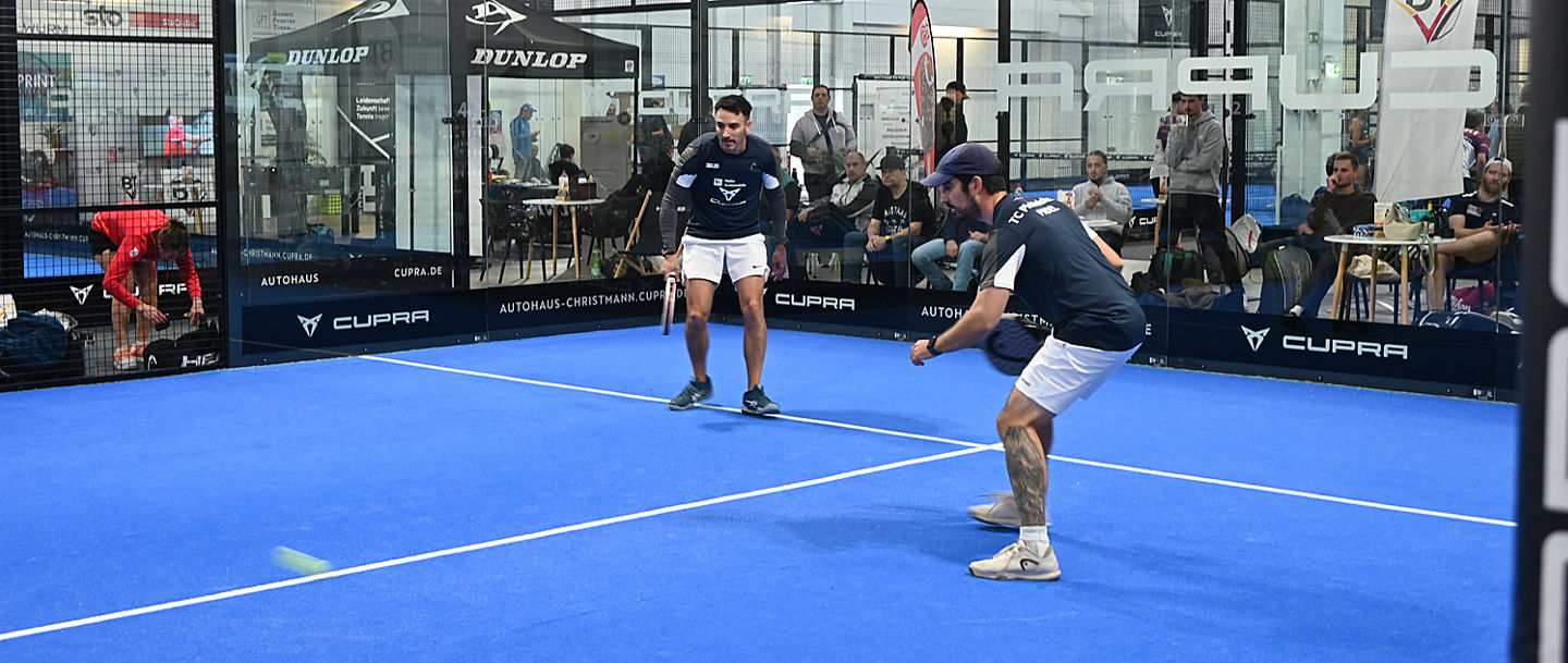 Padel Spieler beim Spiel auf dem Feld