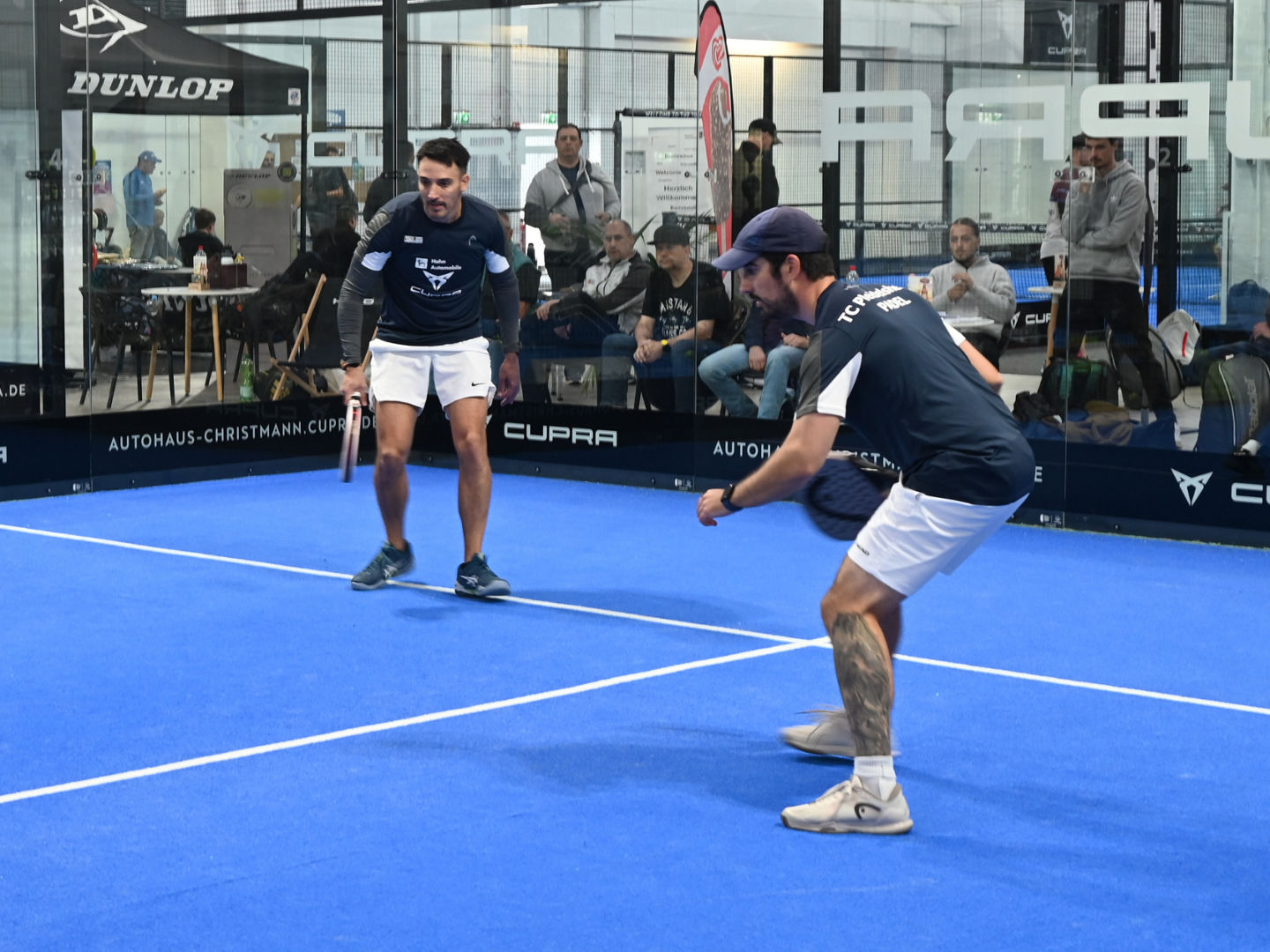 Padel Spieler beim Spiel auf dem Feld
