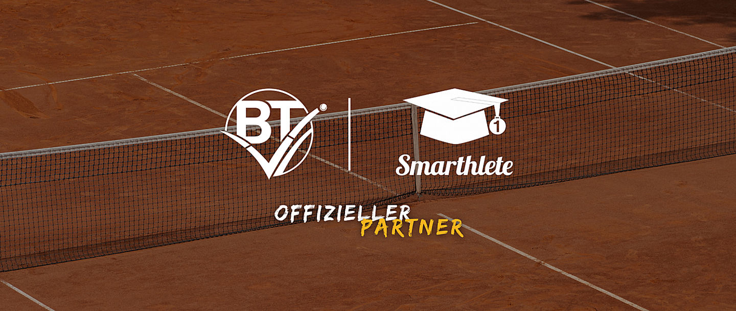 BTV-Logo und Smarthlete-Logo auf einem Tennisplatz