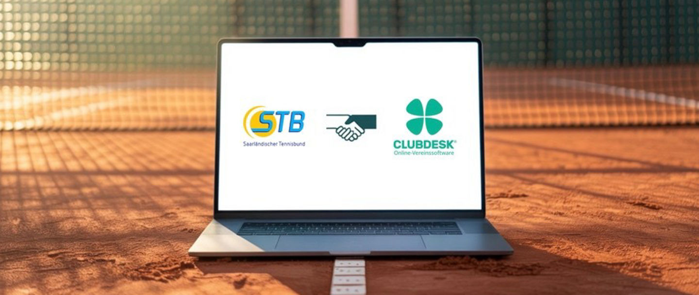 PC, der auf einem Tennisplatz steht und eine Grafik zur Partnerschaft STB & ClubDesk zeigt