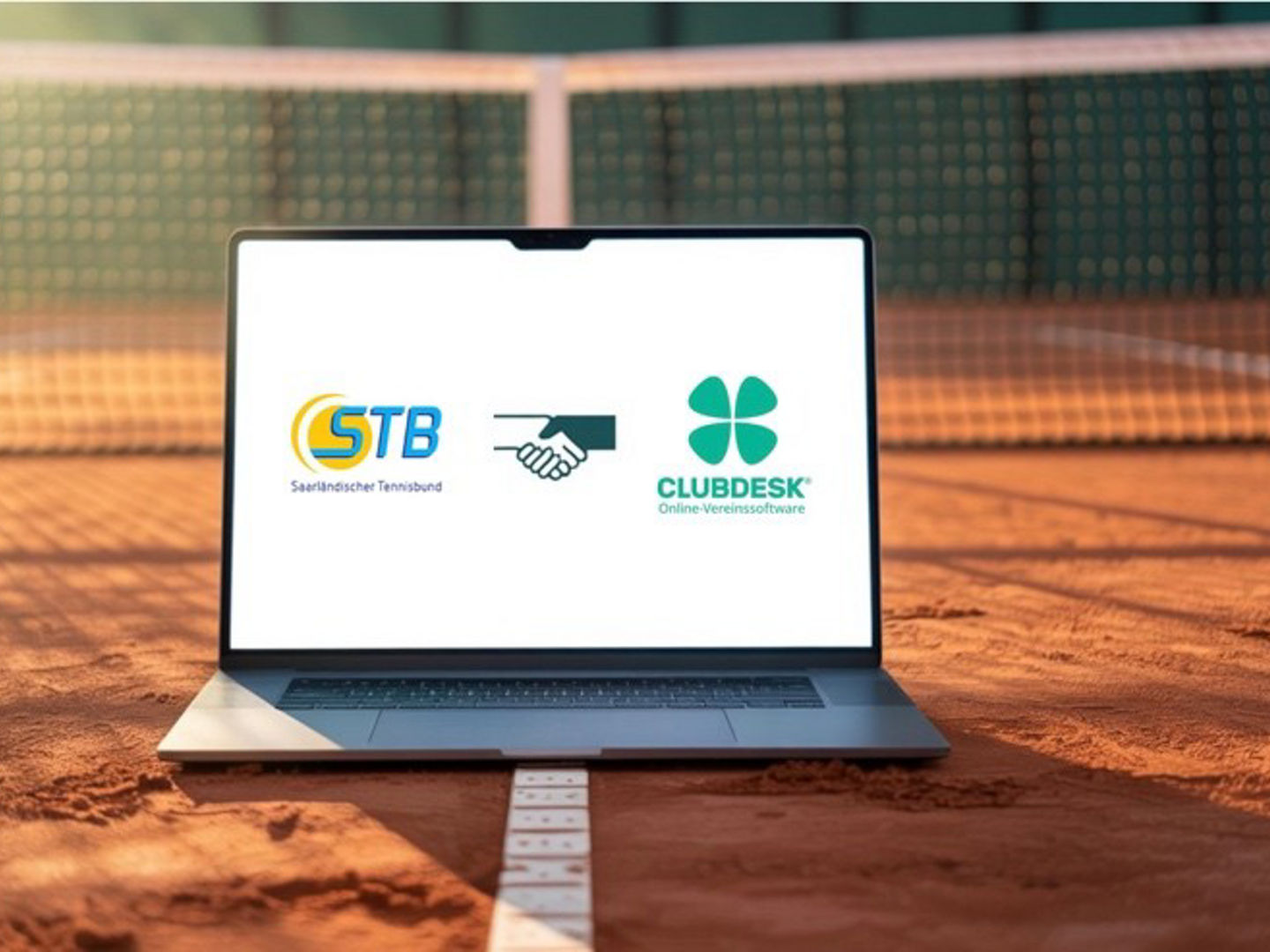PC, der auf einem Tennisplatz steht und eine Grafik zur Partnerschaft STB & ClubDesk zeigt