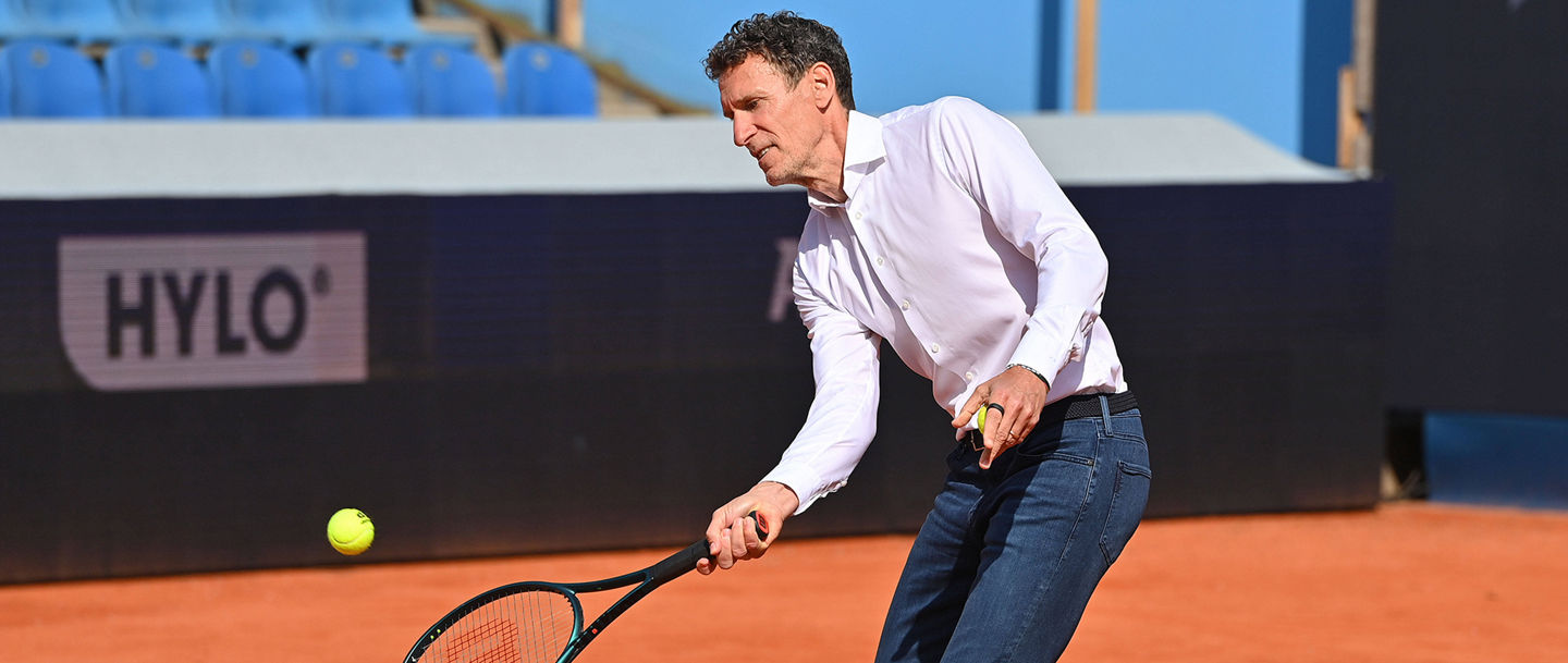 Auf ihn können sich die Besucher:innen des Internationalen DTB Tenniskongress presented by HEAD besonders freuen: Patrick Kühnen!