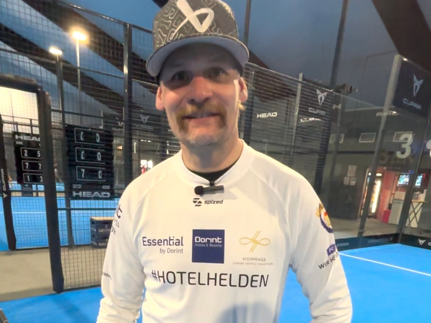 Philipp kam über Badminton und Eishockey zum Padel.