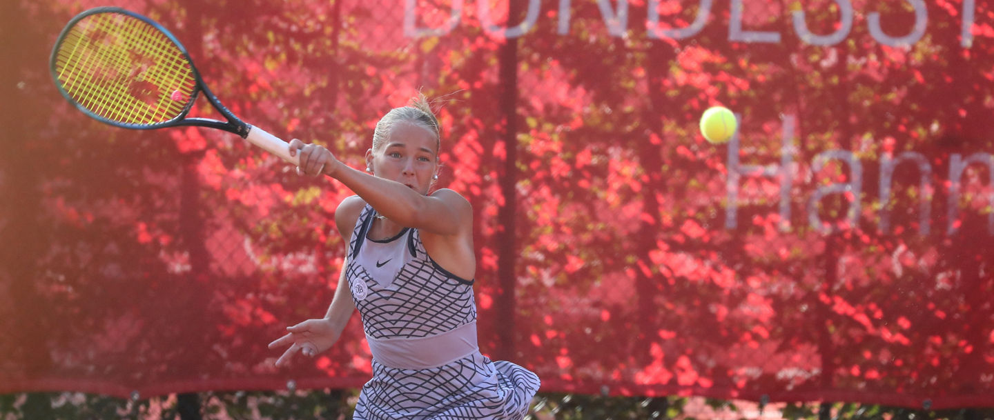 Philippa Färber schlägt einen Ball