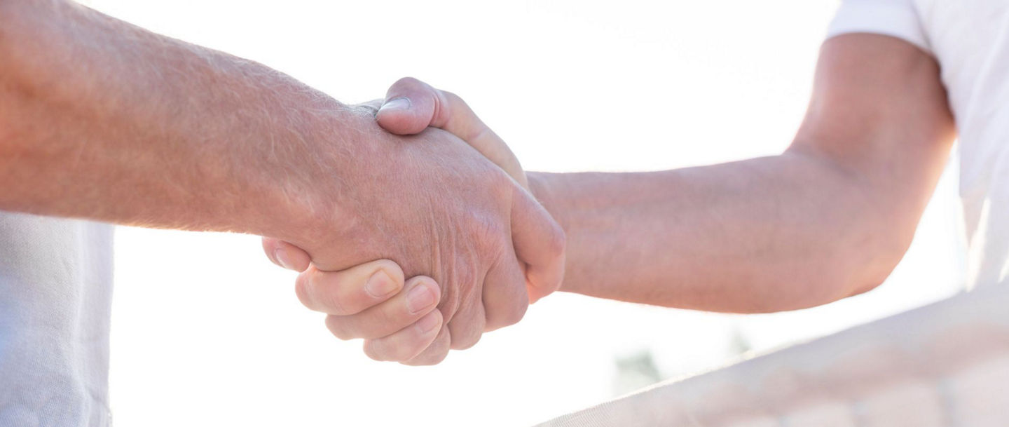 Handschlag über dem Netz