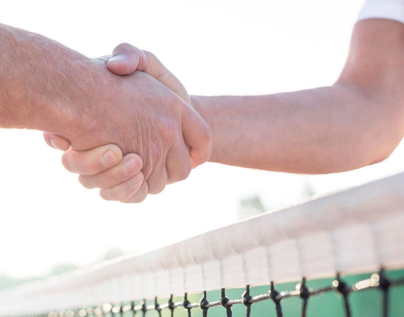 Handschlag über dem Netz