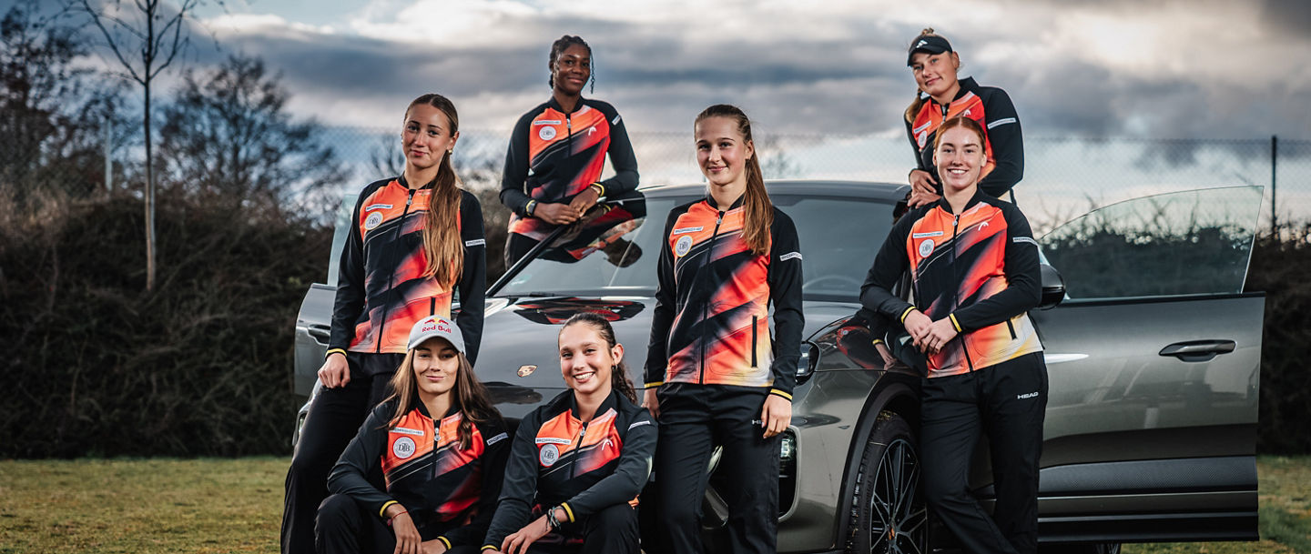 Die Nachwuchsspielerinnen im Porsche Team 2025: Tamina Kochta, Julia Stusek, Noma Noha Akugue, Sonja Zhenikhova, Sophie Triquart, Ella Seidel und Nastasja Schunk (v.l.n.r.). Es fehlen: Mariella Thamm und Ida Wobker. 