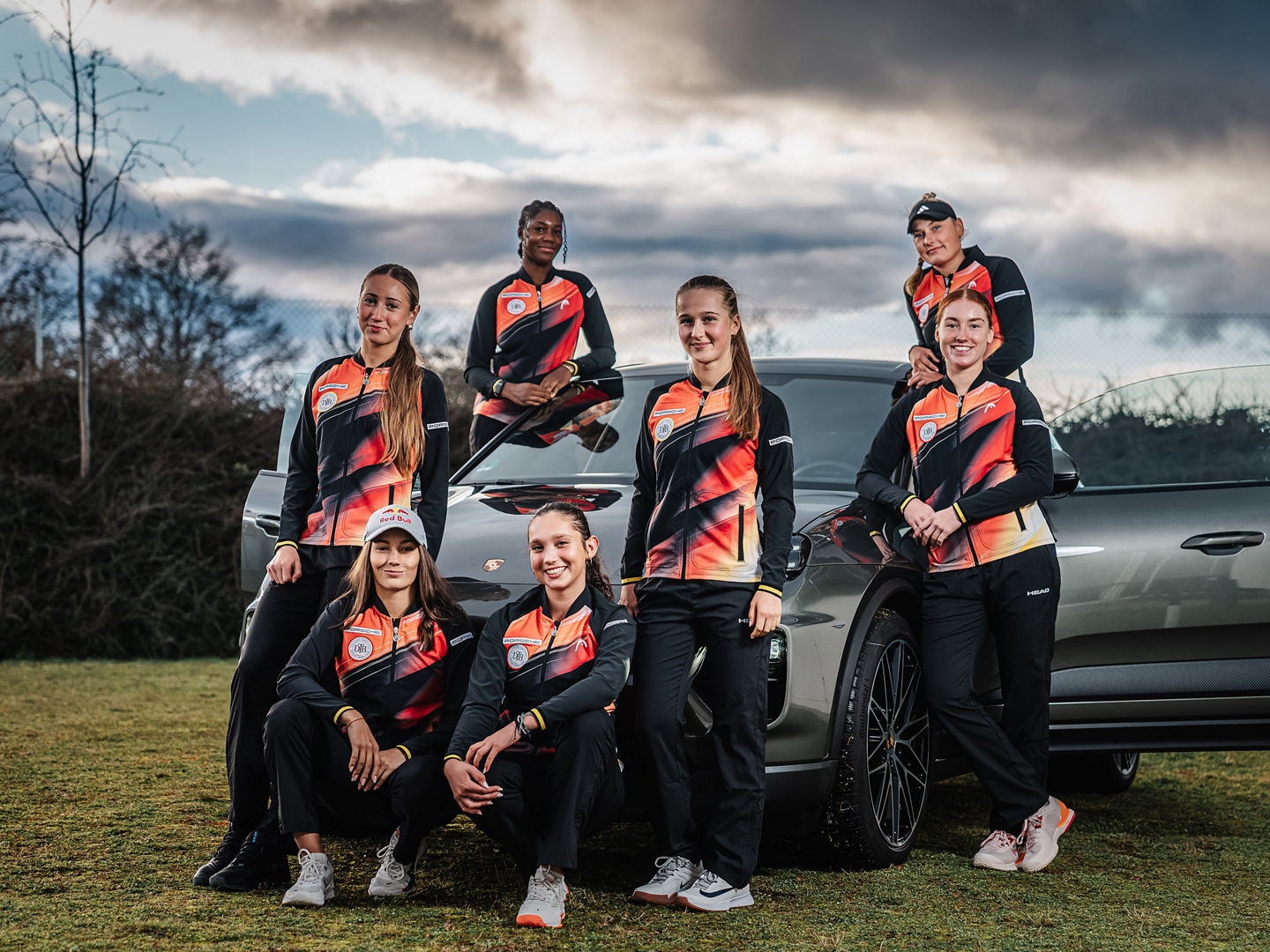Die Nachwuchsspielerinnen im Porsche Team 2025: Tamina Kochta, Julia Stusek, Noma Noha Akugue, Sonja Zhenikhova, Sophie Triquart, Ella Seidel und Nastasja Schunk (v.l.n.r.). Es fehlen: Mariella Thamm und Ida Wobker. 