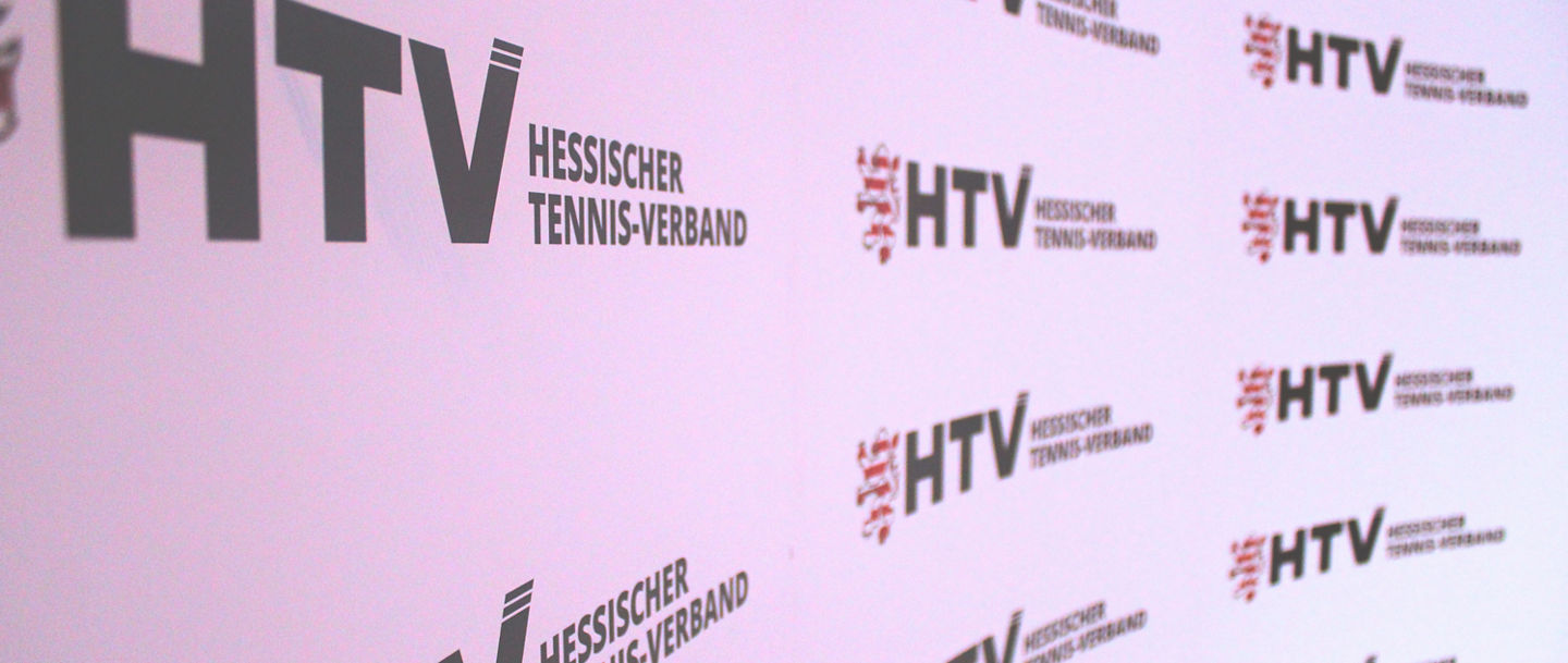 Mehrere HTV-Logos auf der Pressewand
