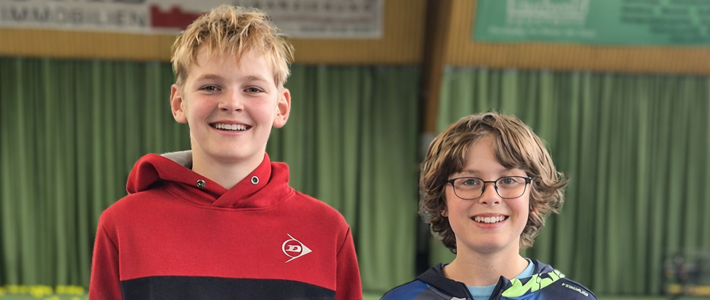 Strahlend: Sieger Tim Richard  (rechts) und sein Finalgegner Bennet Rhode (TNB) freuen sich über einen starken Start in die Saison 2026. 