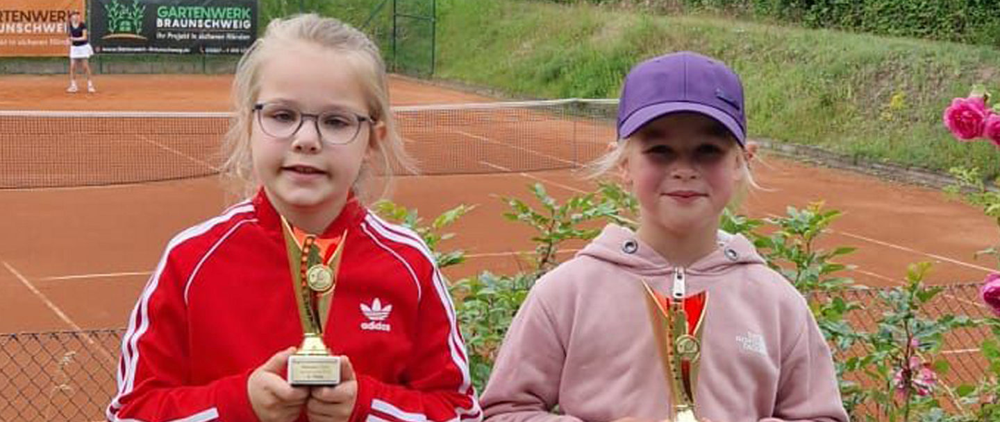 Mathilda  Erkenbrecher (rechts) gewinnt das U8-Finale der Mädchen gegen Matilda Hage.