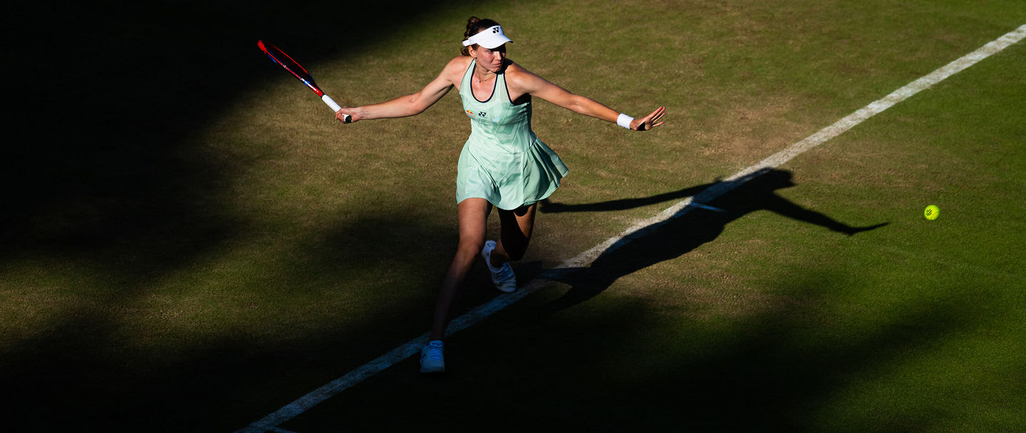 Elena Rybakina im Spiel auf Rasen