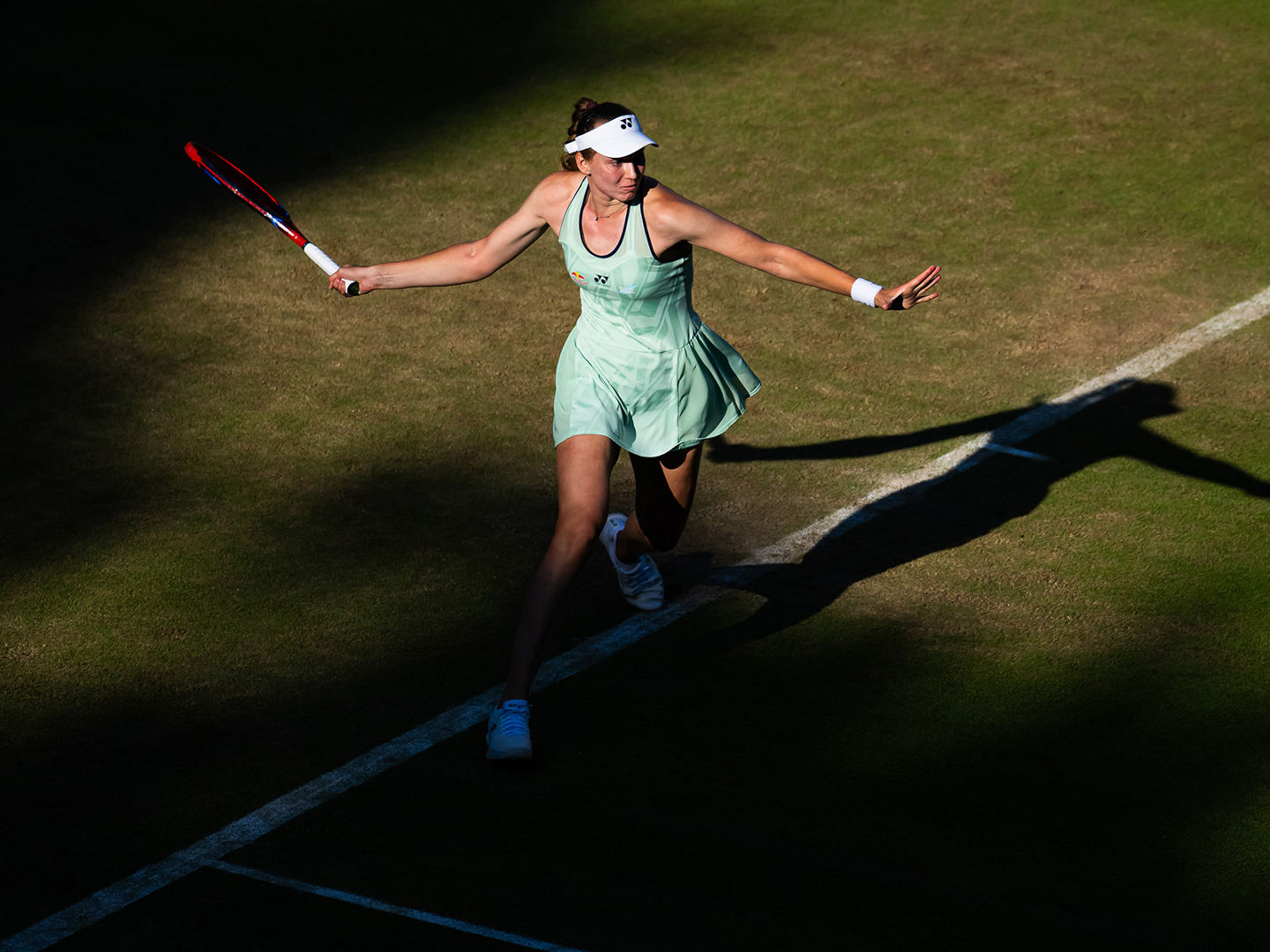 Elena Rybakina im Spiel auf Rasen