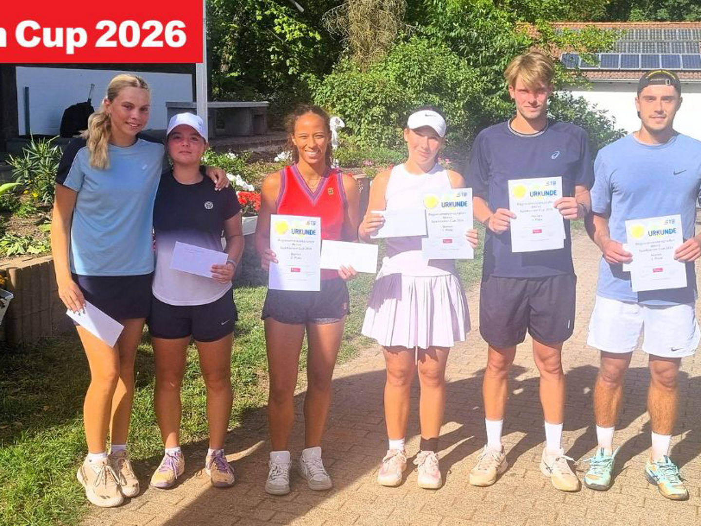 Gewinner:innen des Sparkassen Cup 2026 zum Siegerfoto mit Urkunden nebeneinander aufgestellt