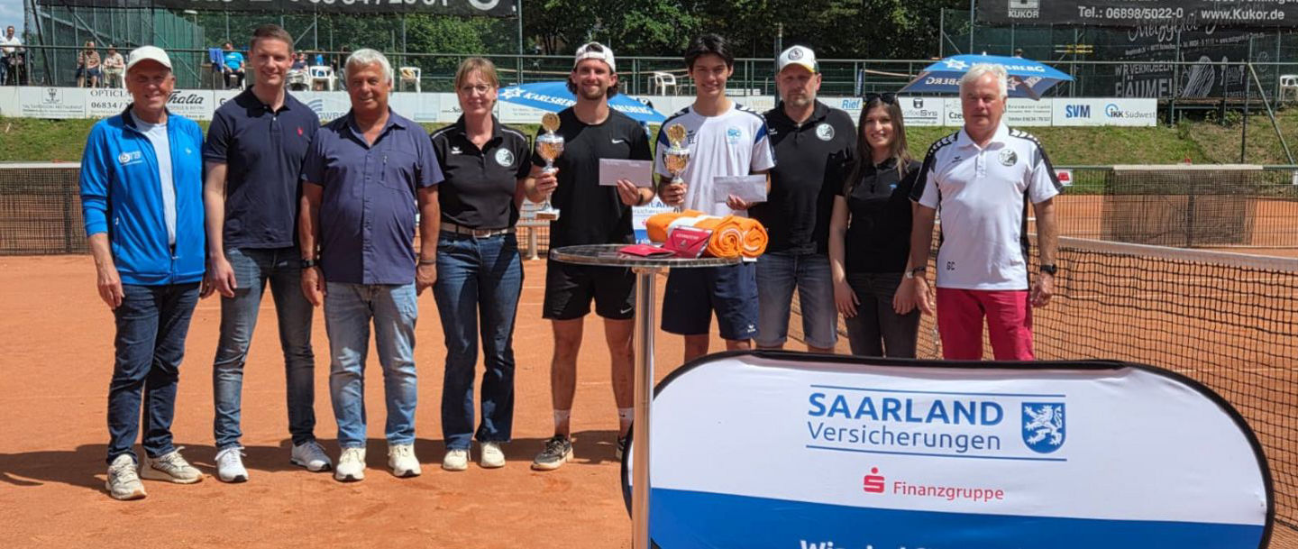 Sieger und Veranstalter der Saarlandmeisterschaften der Aktiven auf dem Platz nebeneinander zum Foto aufgestellt