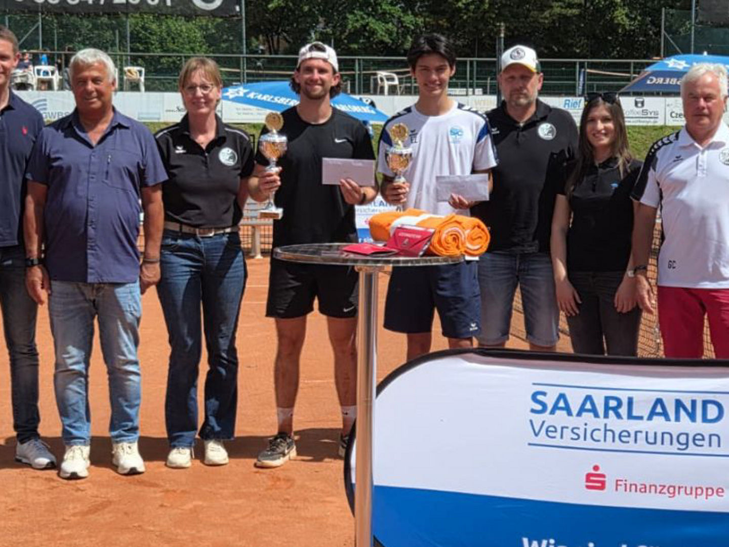 Sieger und Veranstalter der Saarlandmeisterschaften der Aktiven auf dem Platz nebeneinander zum Foto aufgestellt