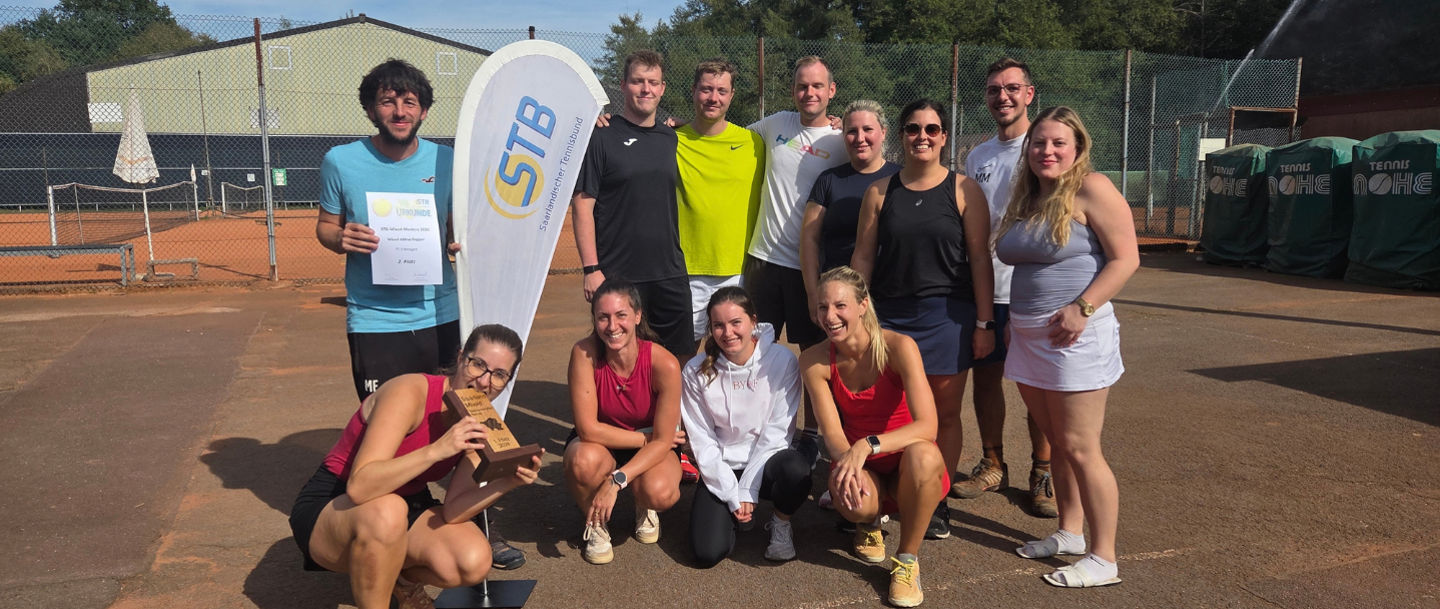 Aktiven Teams zum Teamfoto als Gruppe aufgestellt