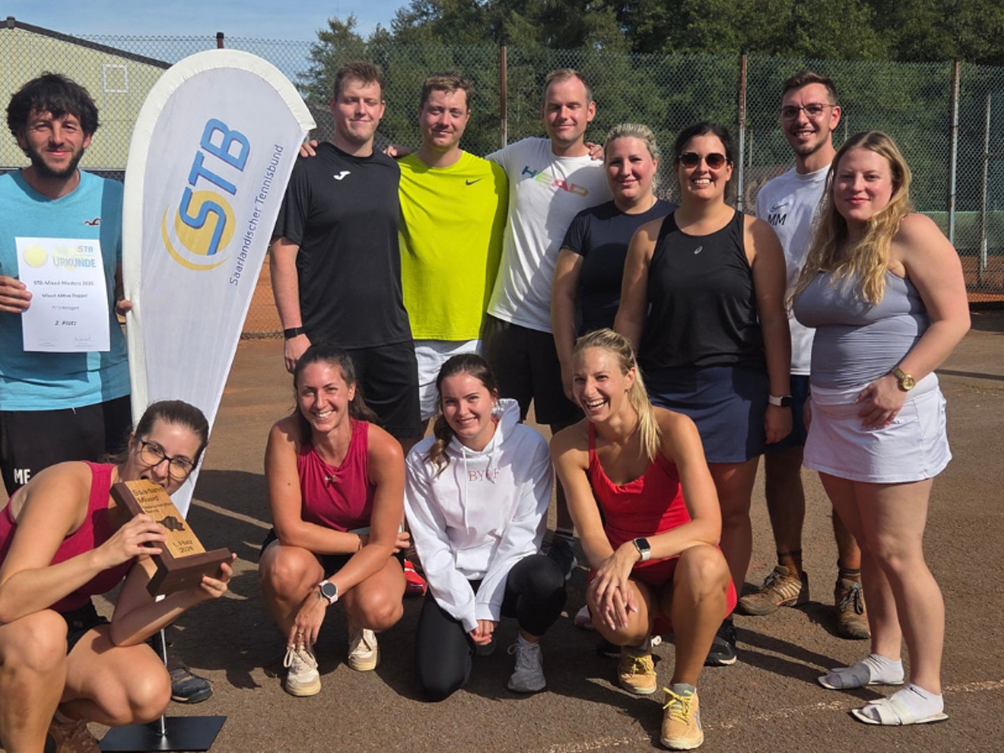 Aktiven Teams zum Teamfoto als Gruppe aufgestellt